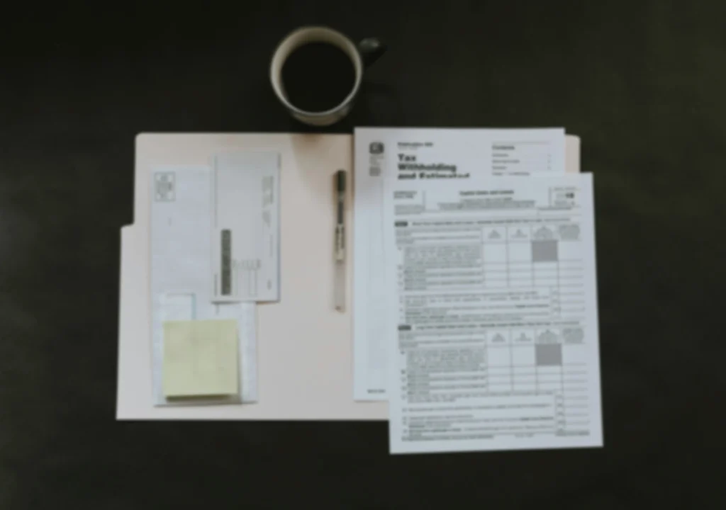 Dokumenty finansowe i koperta z rachunkiem na biurku – zatory płatnicze w firmie